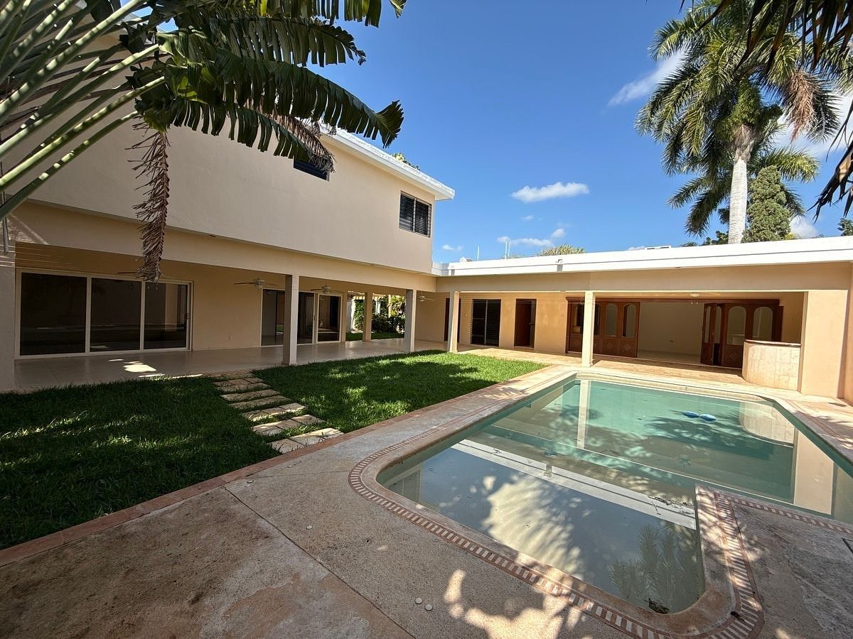 CASA DE DOIS ANDARES E 4 QUARTOS LOCALIZADA NO NORTE DE MÉRIDA, foto 1 de 15
