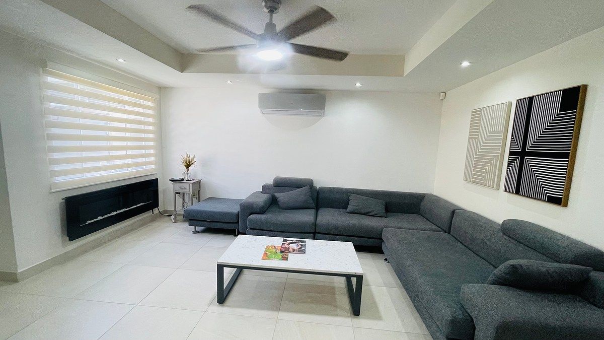 Sala Principal con chimenea y AC, foto 3 de 21