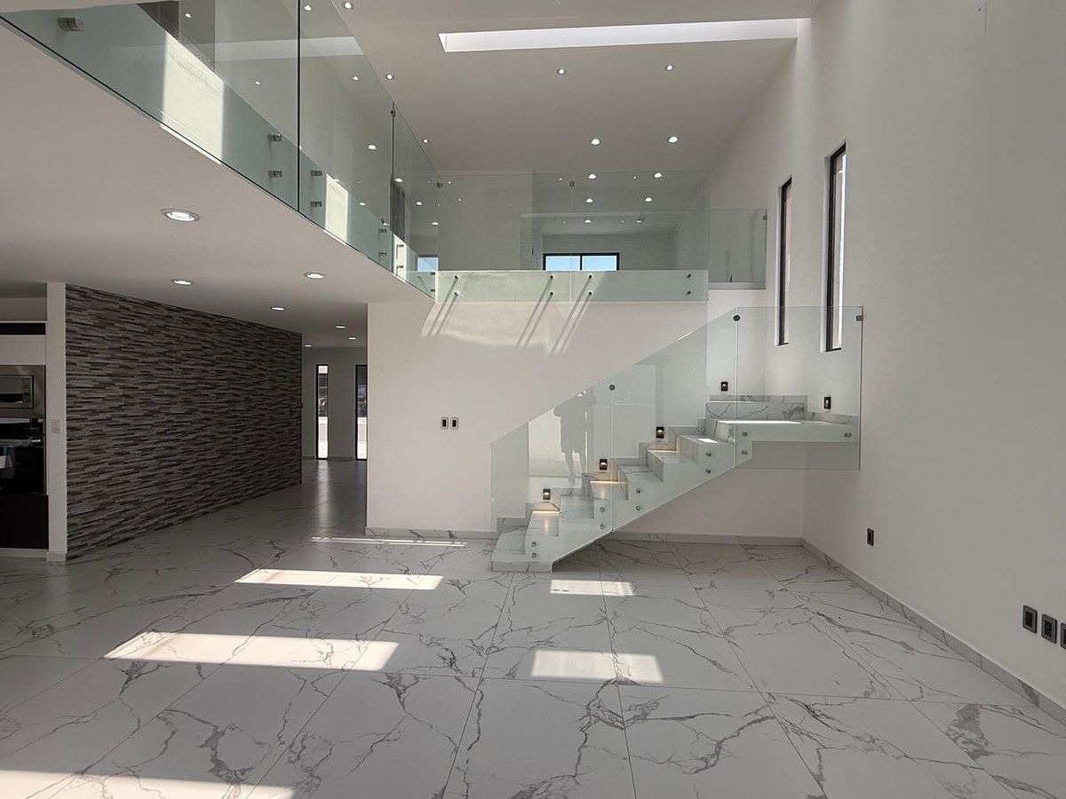 Casa em Ágata: com quarto no andar térreo e espaços muito amplos, foto 1 de 45