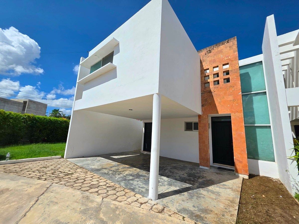HOUSE IN MONTECRISTO INSIDE A GATED COMMUNITY, photo 1 of 10