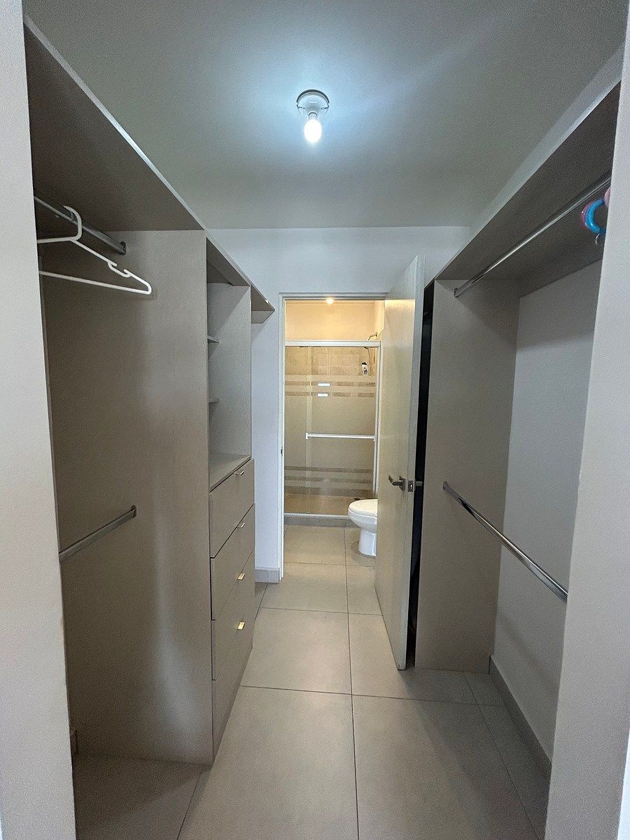 Vestidor y baño de recamara principal, foto 6 de 13