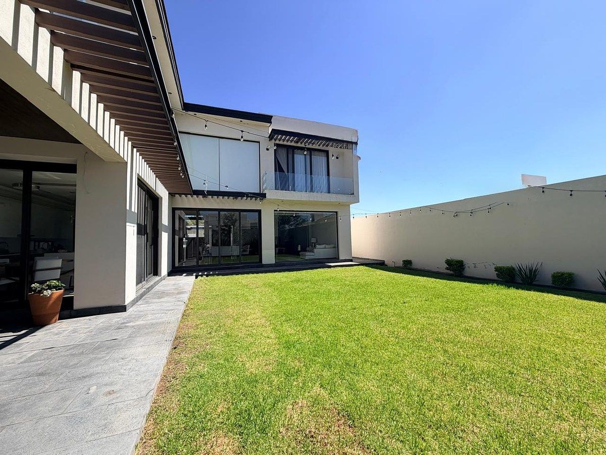Moderna residencia en venta, foto 1 de 8