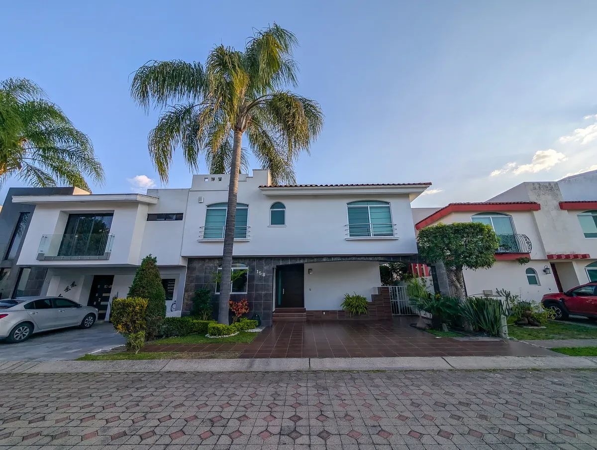 Casa à venda | Jardín Real | 4 quartos, jardim, terraço e quarto no andar térreo com banheiro, foto 1 de 38