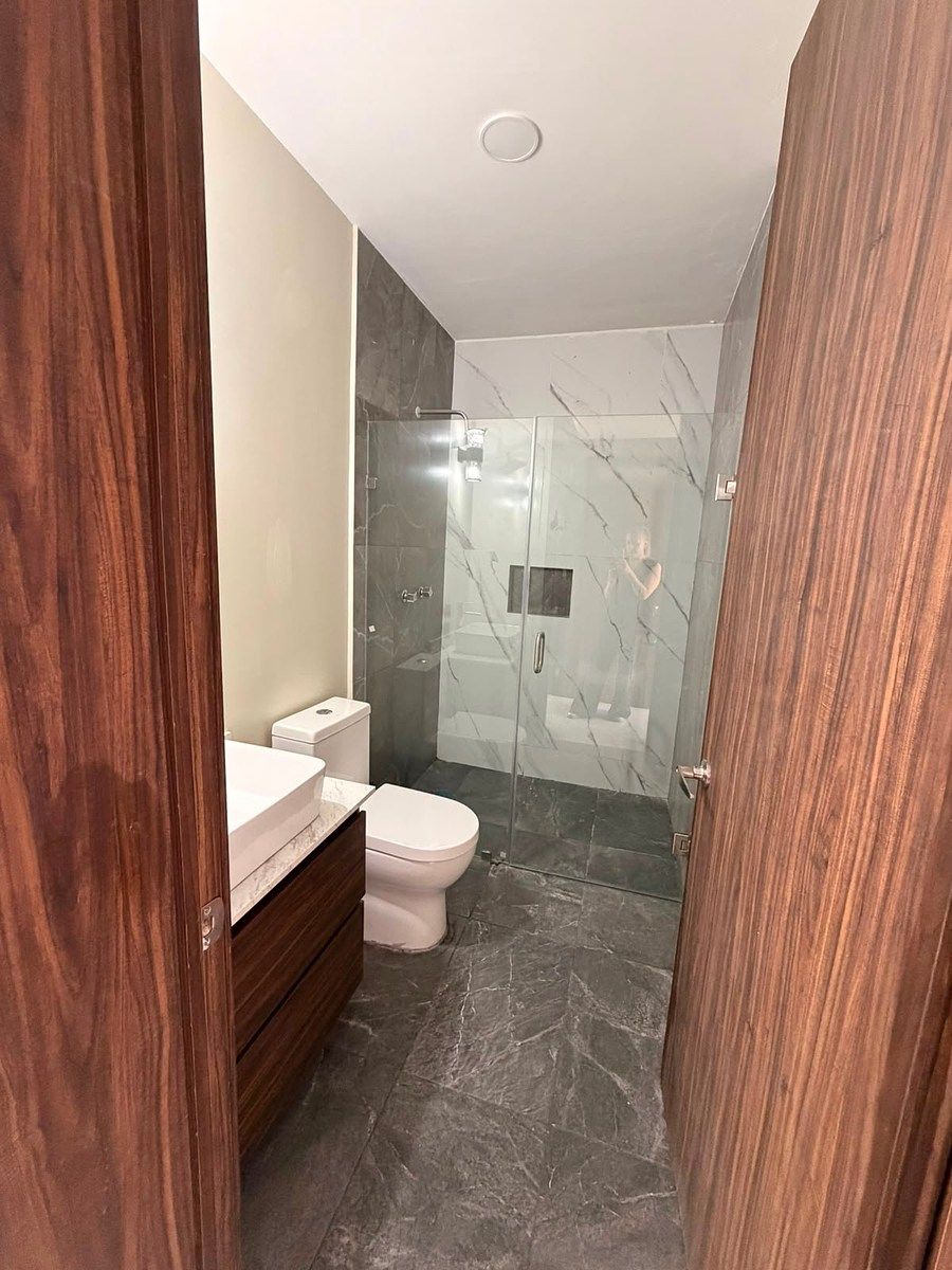 Baño de recámara principal, foto 6 de 14