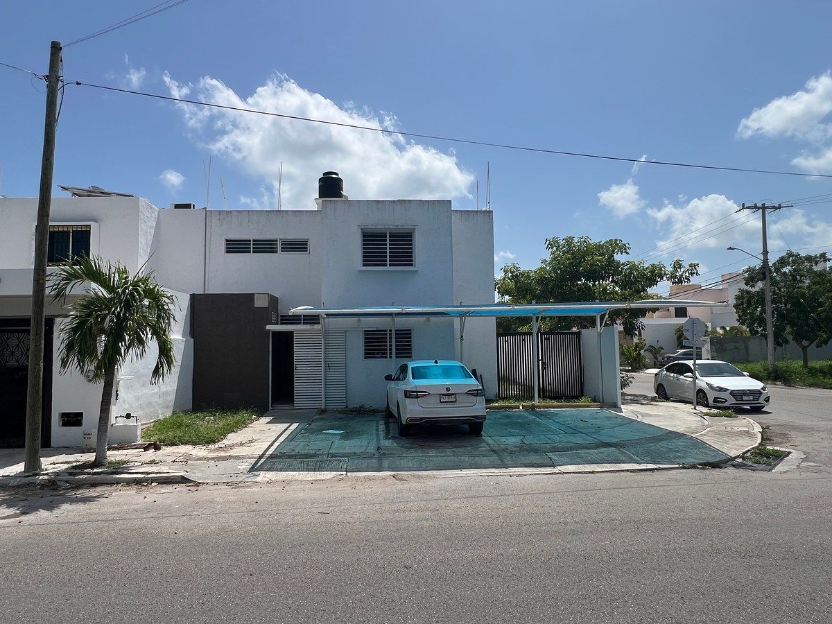 Casa en esquina sobre avenida en venta, foto 1 de 26