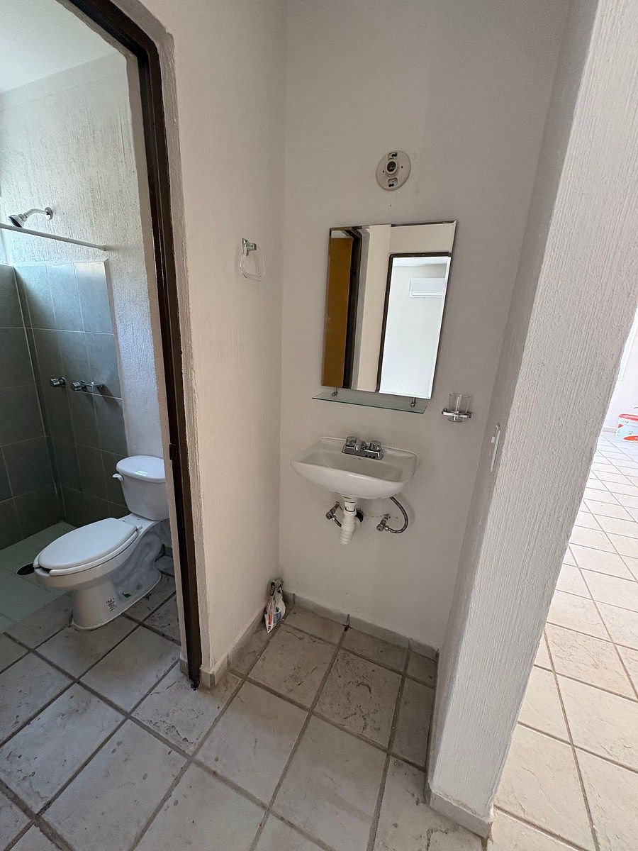 Baño, photo 13 of 19
