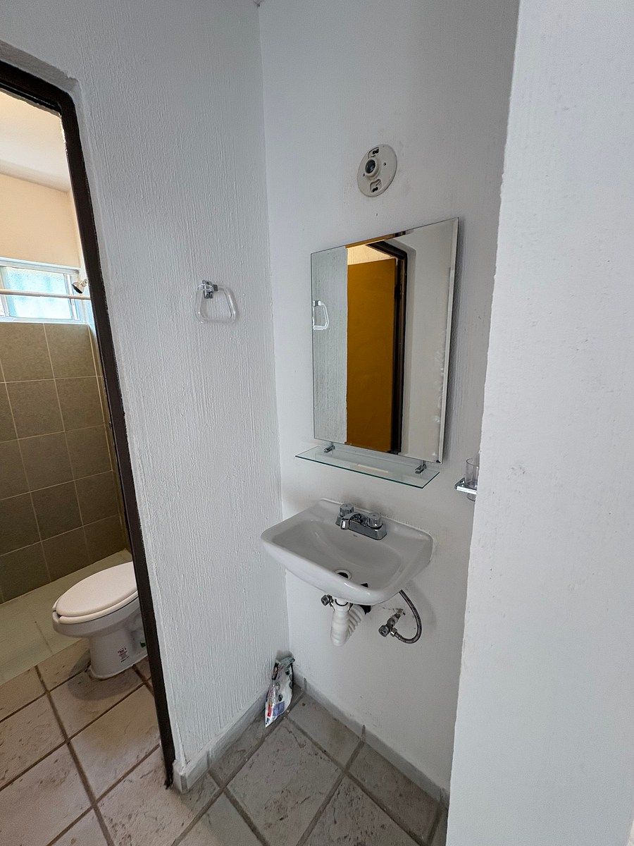 Baño, photo 12 of 19