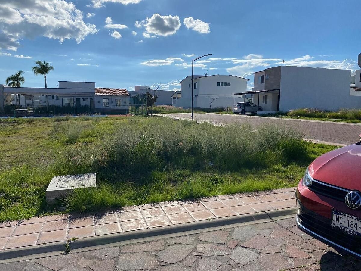 Terreno plano na esquina Cd Maderas Marqués, foto 1 de 10