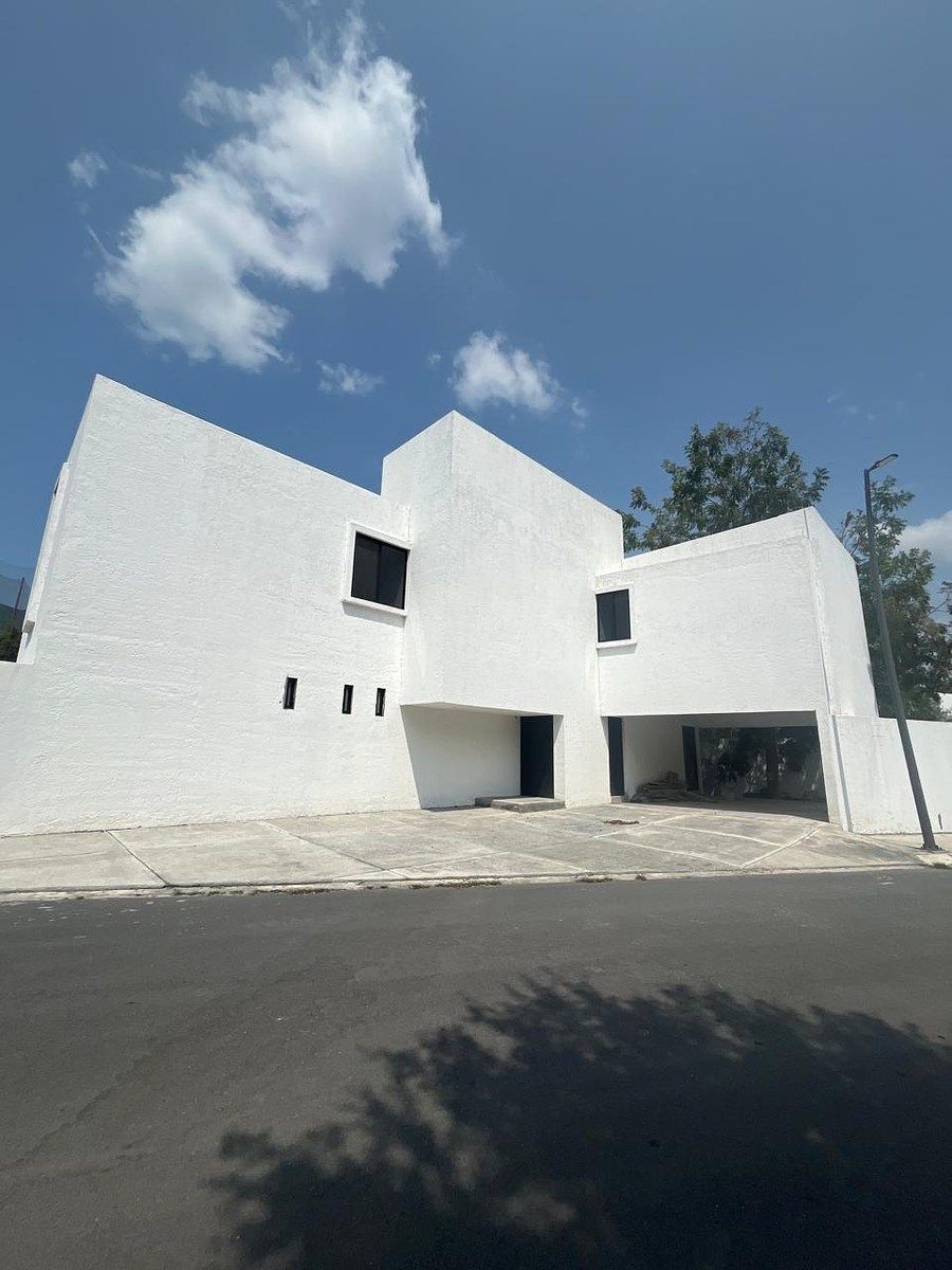 HOUSE FOR SALE IN LOS NOGALES, photo 1 of 15