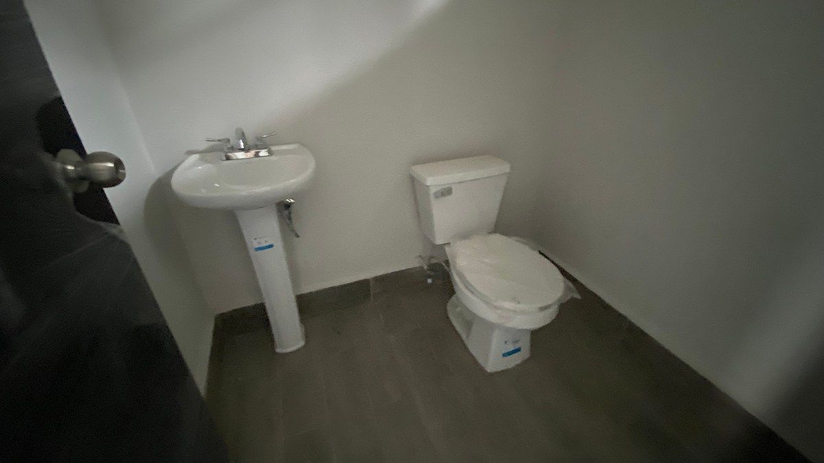 baño de oficina lavabo regadera, foto 10 de 13