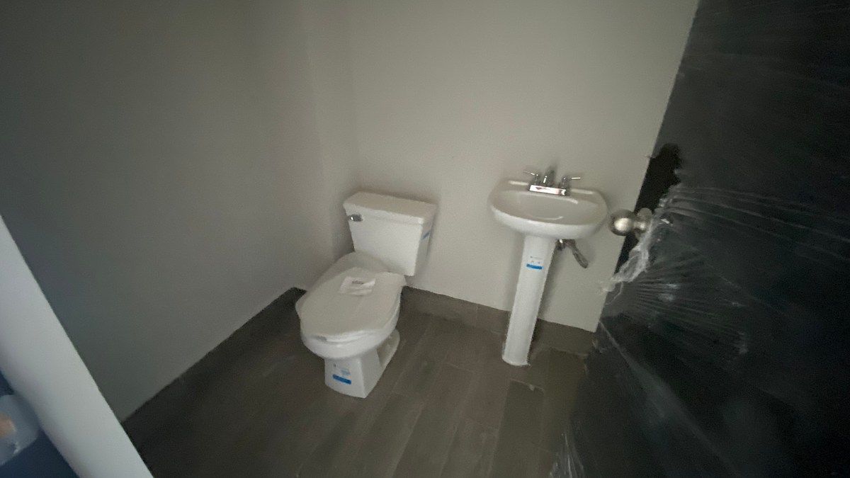 baño baño de oficina lavabo regadera, foto 12 de 13