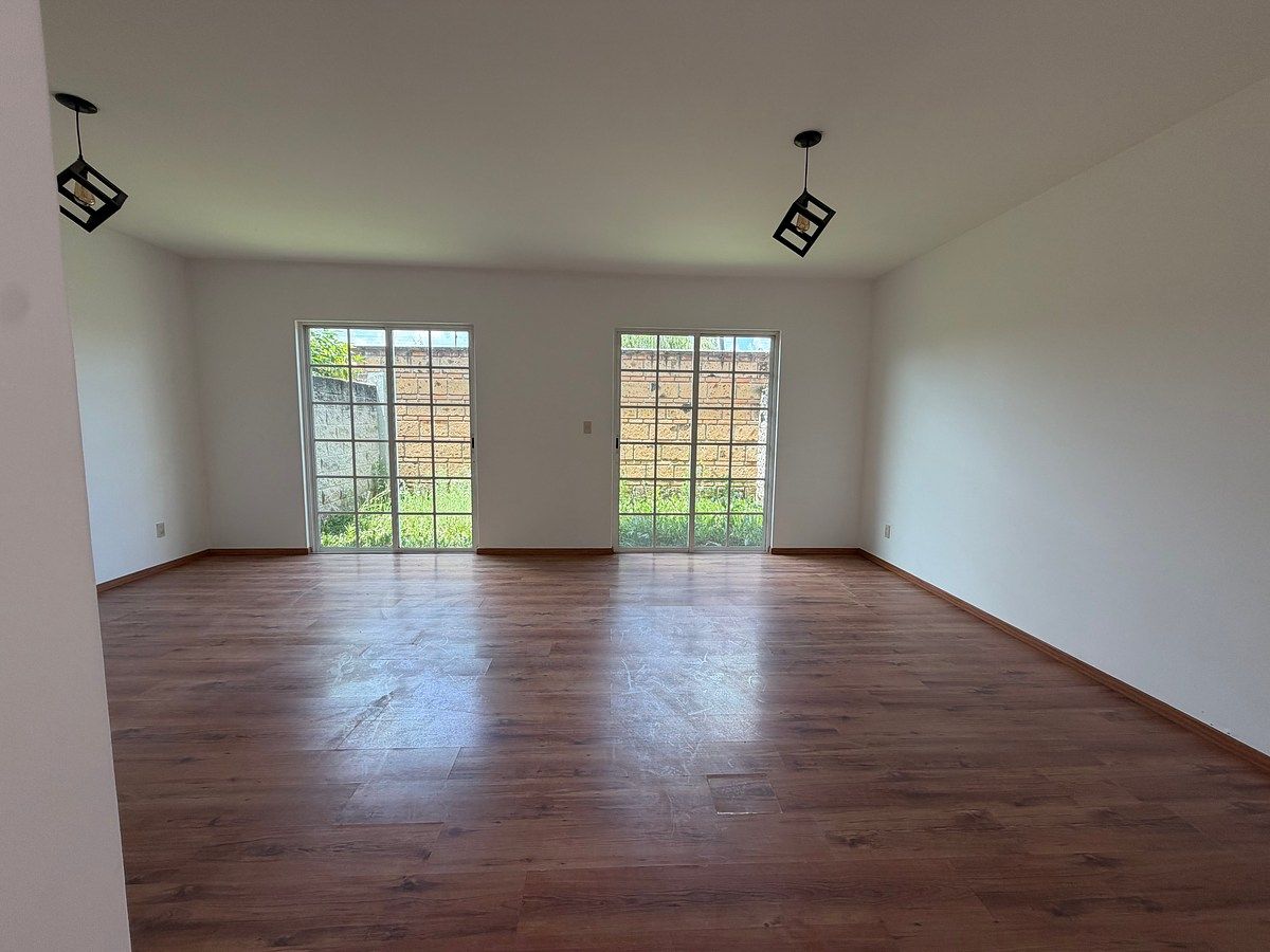 Estancia sala, comedor y acceso a jardín privado, foto 11 de 34