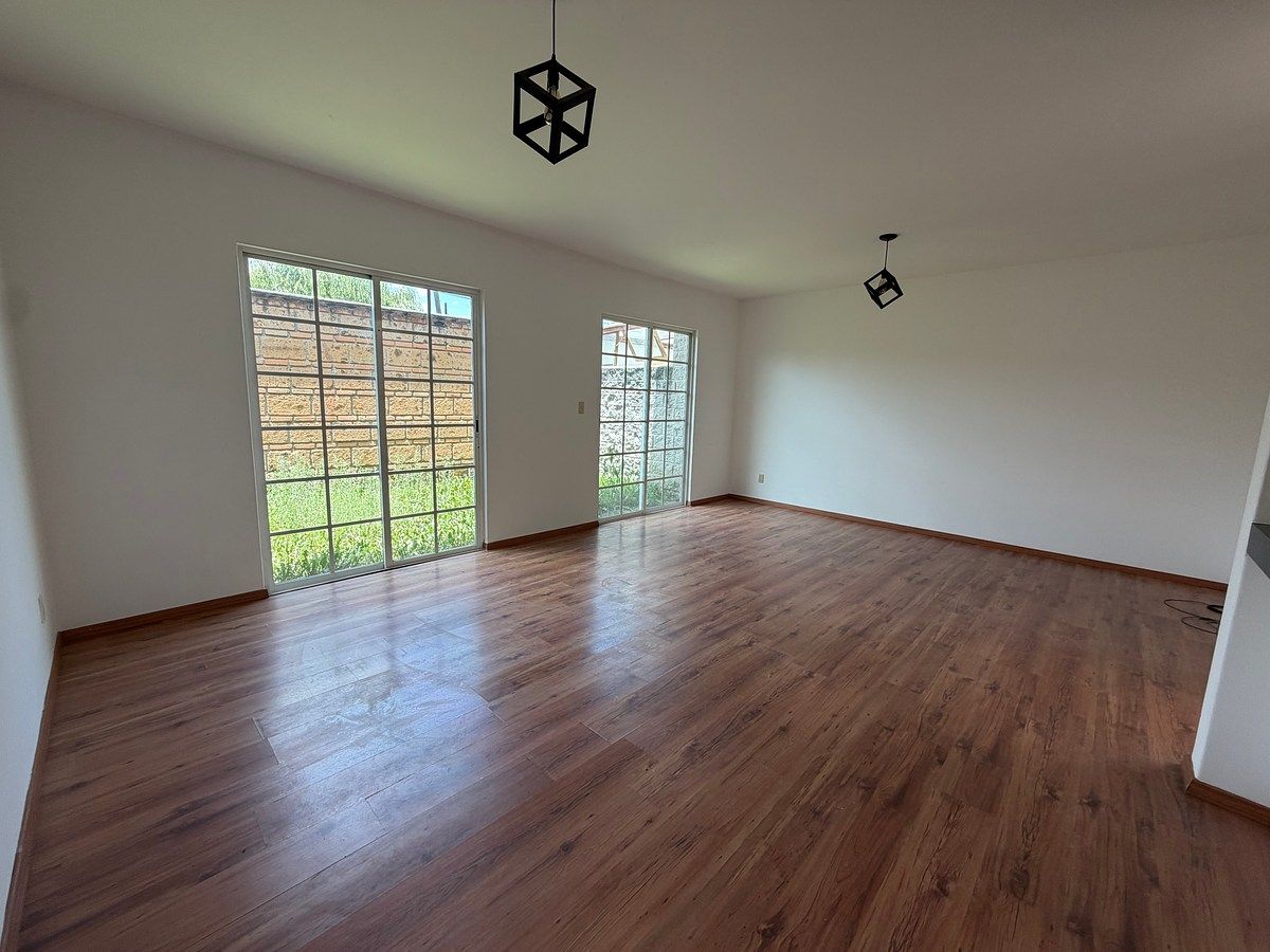 Estancia sala, comedor y acceso a jardín privado, foto 12 de 34