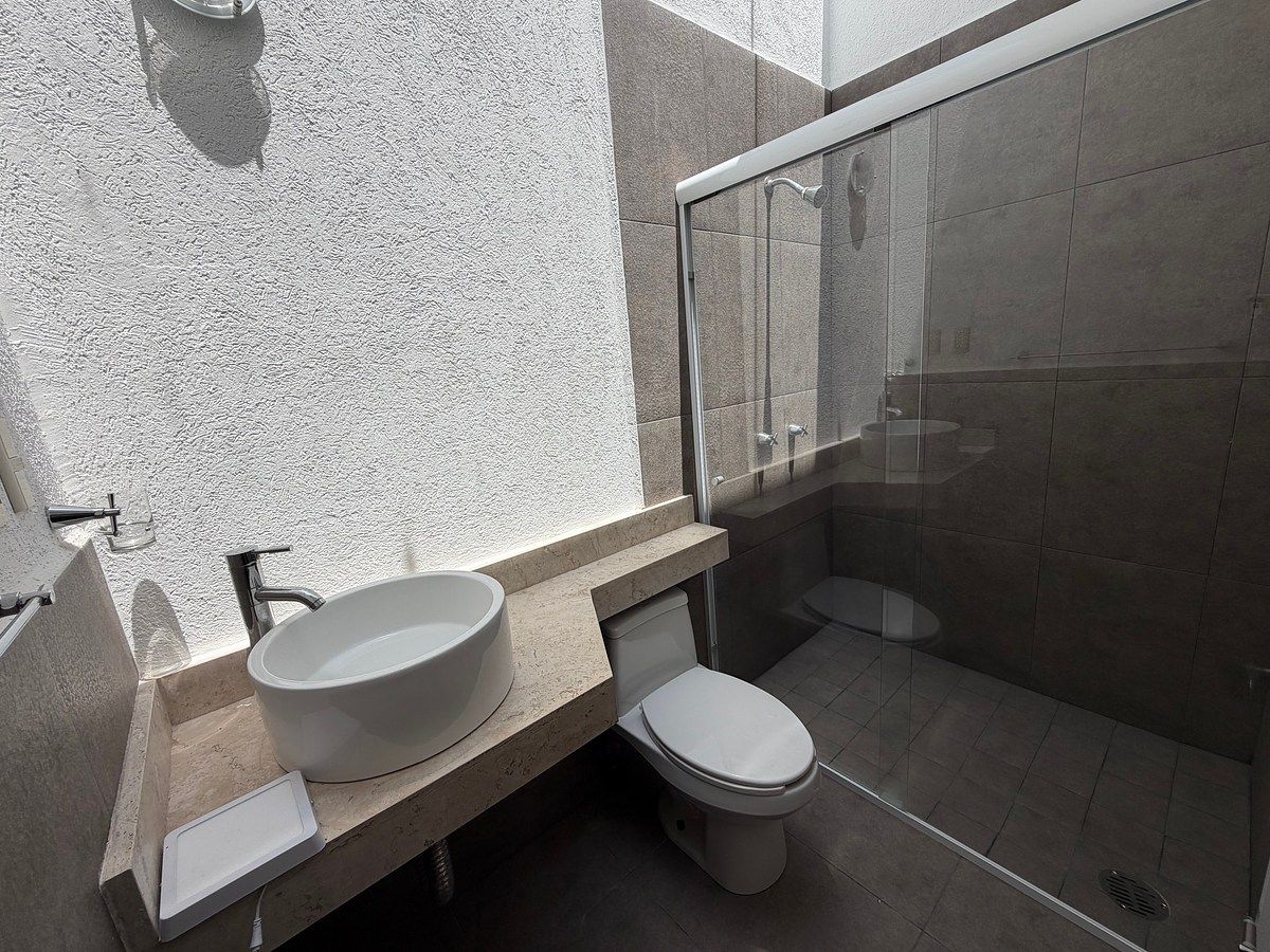 Baño completo que complementa las 2 habitaciones restantes, foto 26 de 34