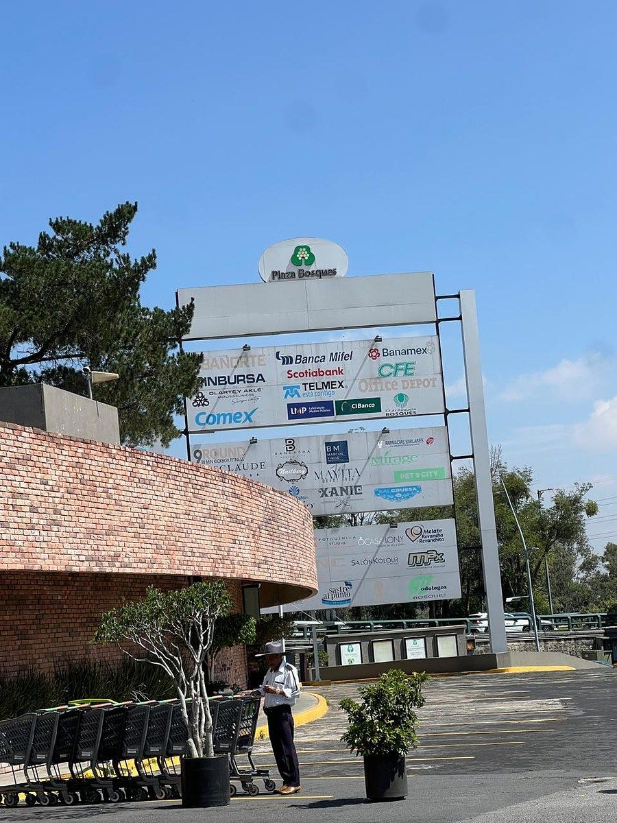Commercial rental Plaza Bosques, photo 1 of 17