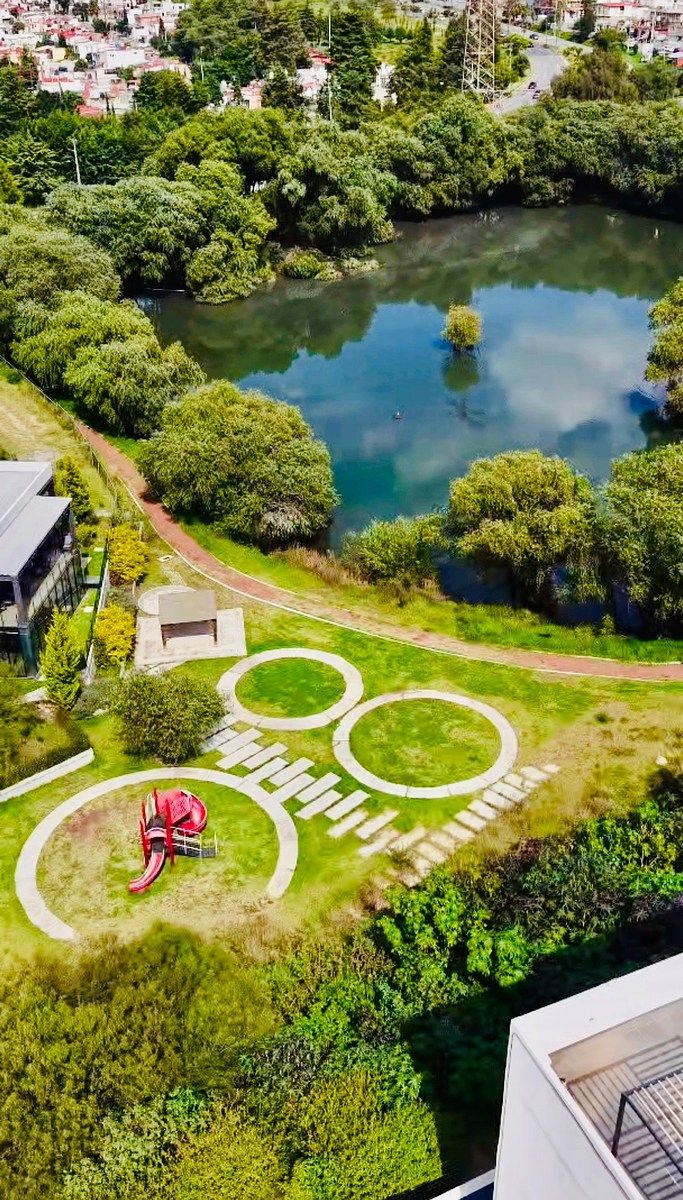 Zona recreativa y lago con pista para correr, foto 22 de 26