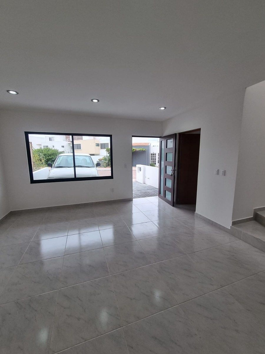 House in Gated Community in El Pueblito, Corregidora, photo 2 of 26