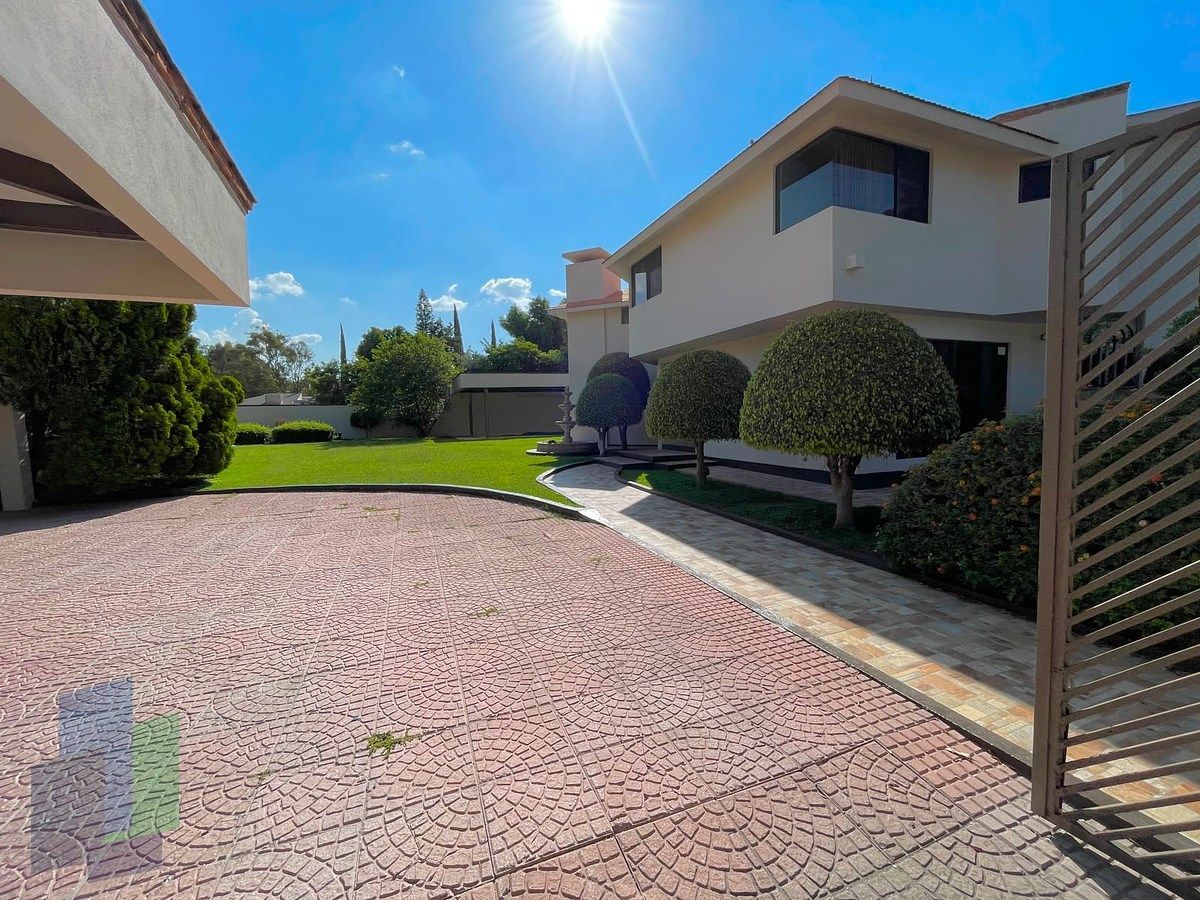 Casa para alugar em Jurica – em área privada, foto 1 de 45