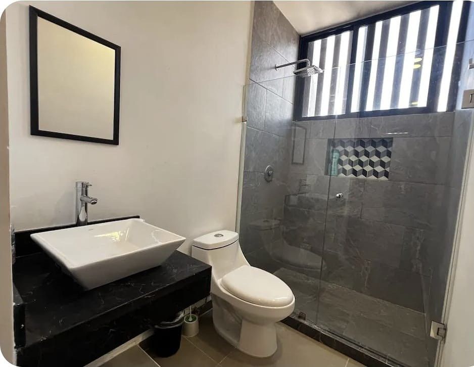 Baño de habitación principal, photo 6 of 11
