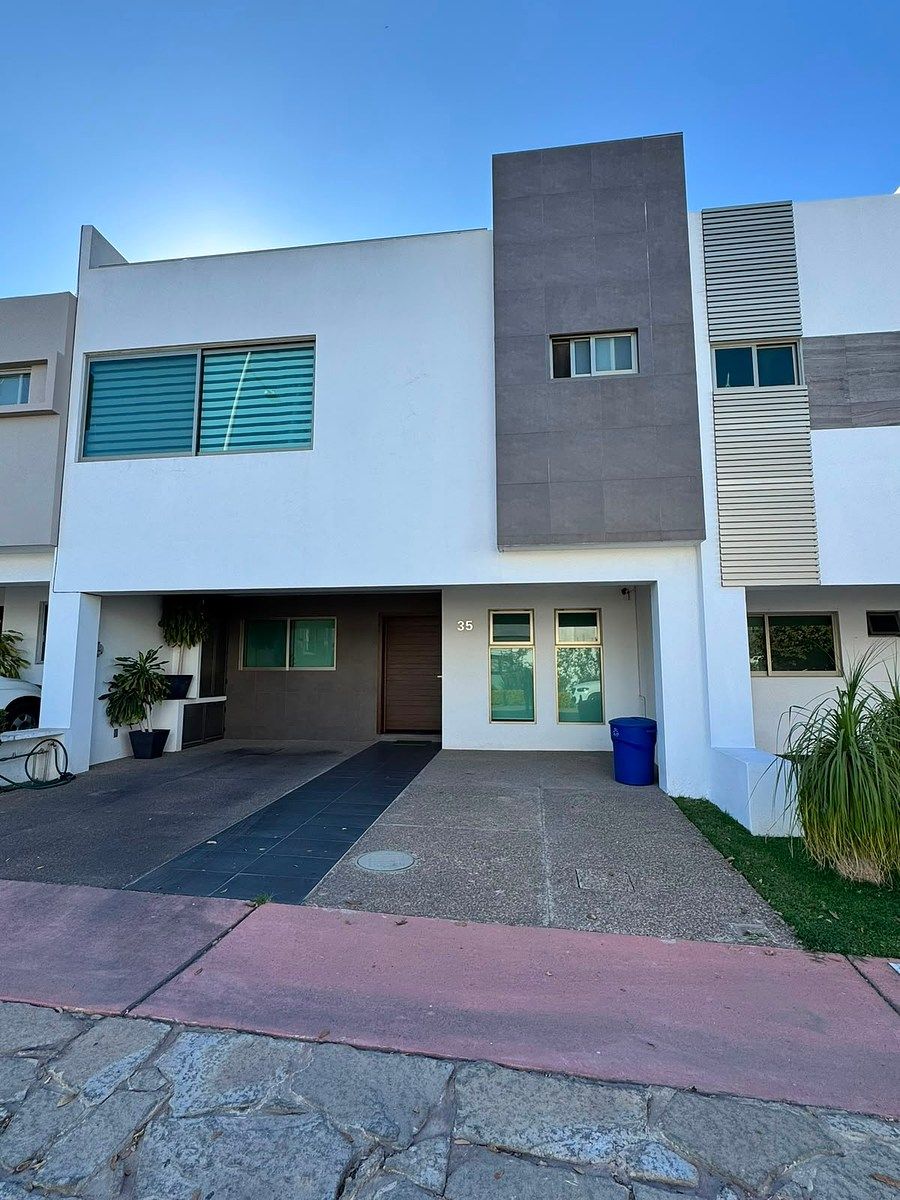 Casa con roof garden en venta en Solares, foto 1 de 25