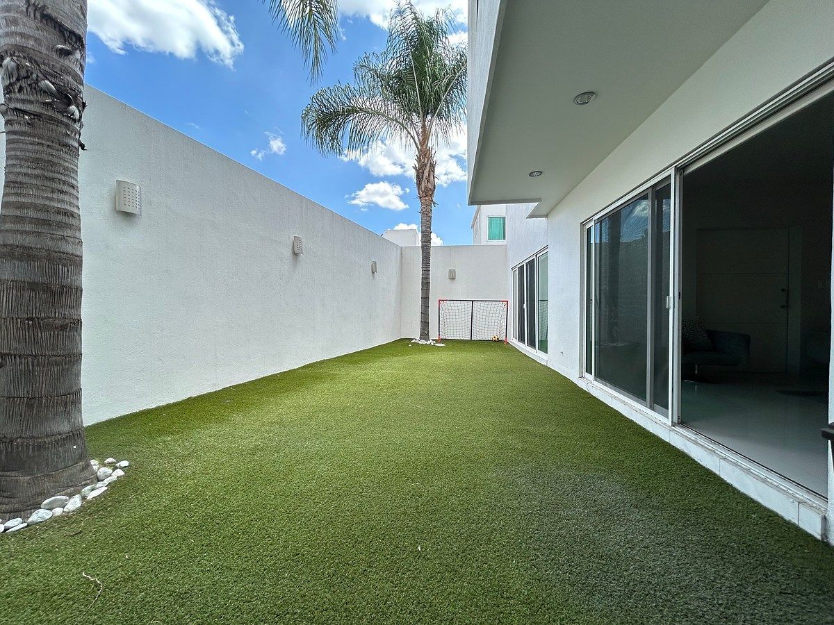 Jardín trasero con acceso desde sala y comedor, foto 17 de 25