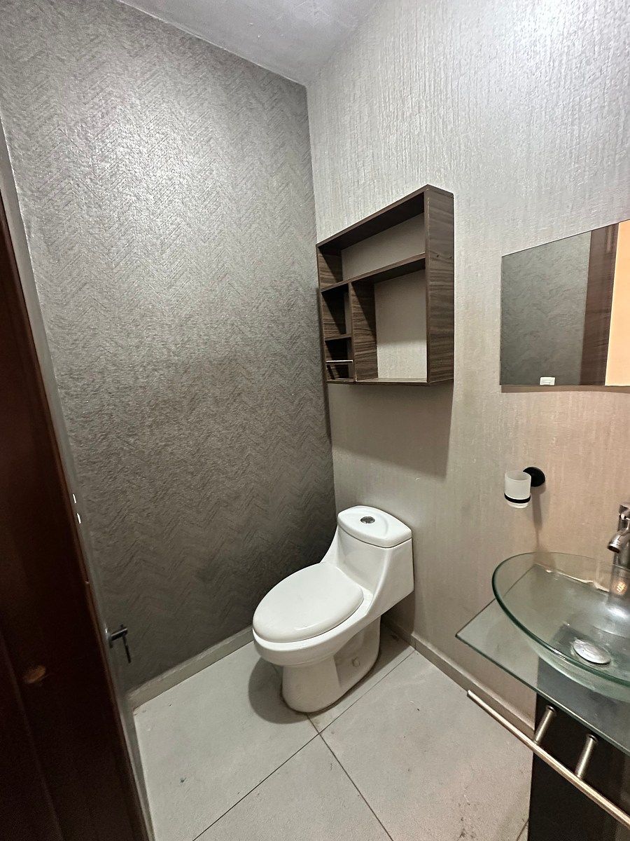 Medio baño de visitas, photo 6 of 27