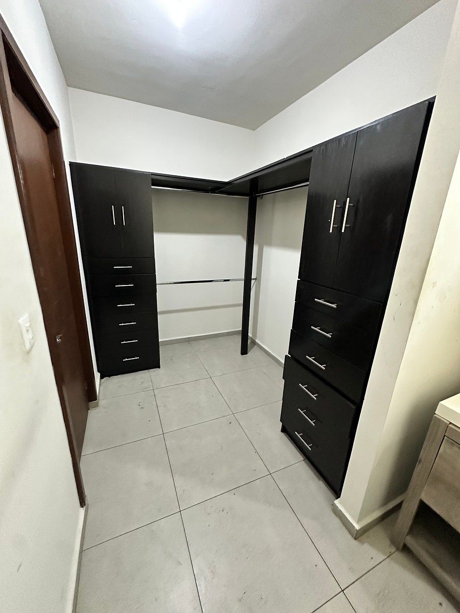 Vestidor de recámara principal, photo 18 of 27