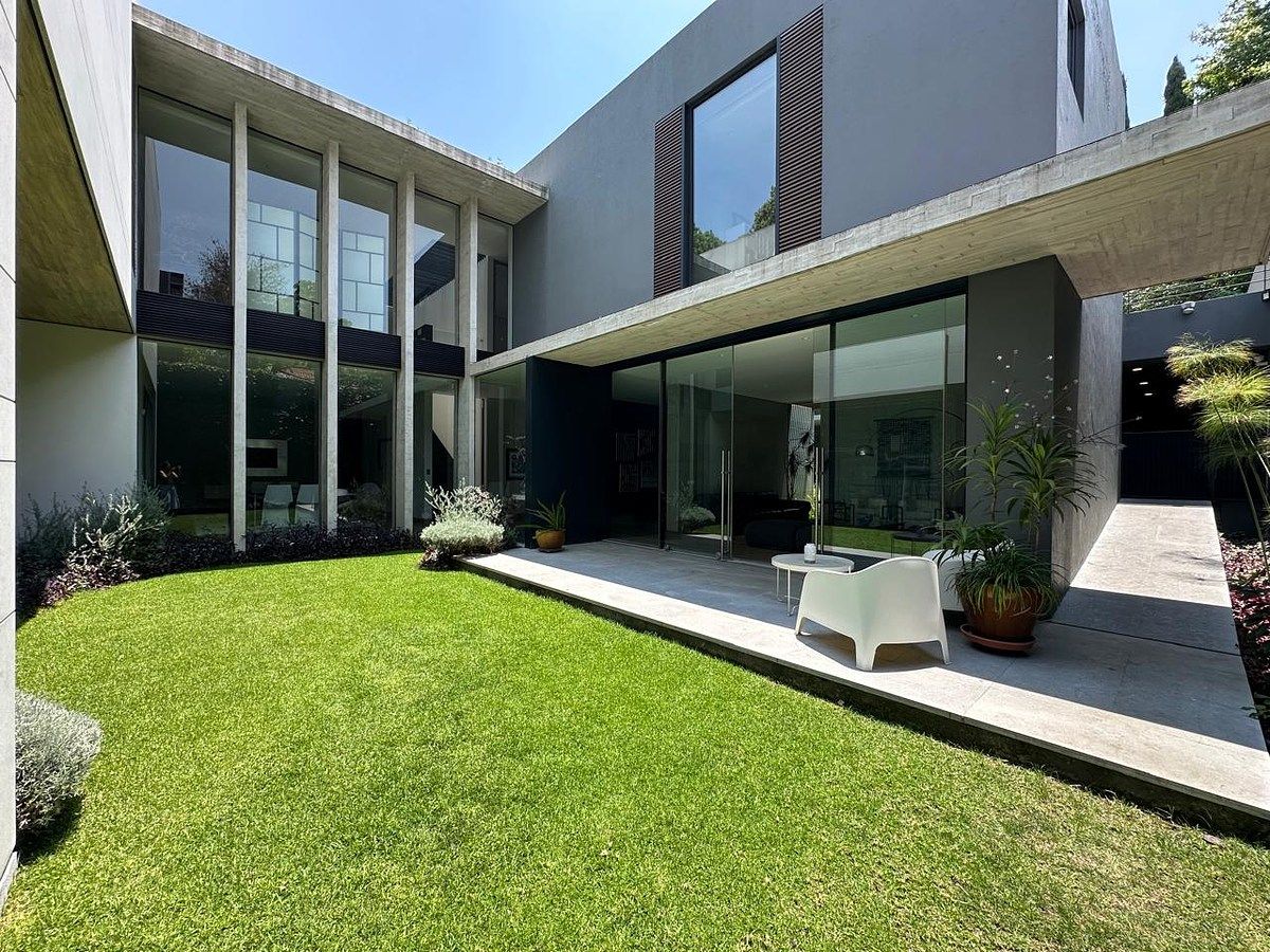 House for sale in Bosque de las Lomas - Arq. Ogarrio, 10 years, photo 1 of 26