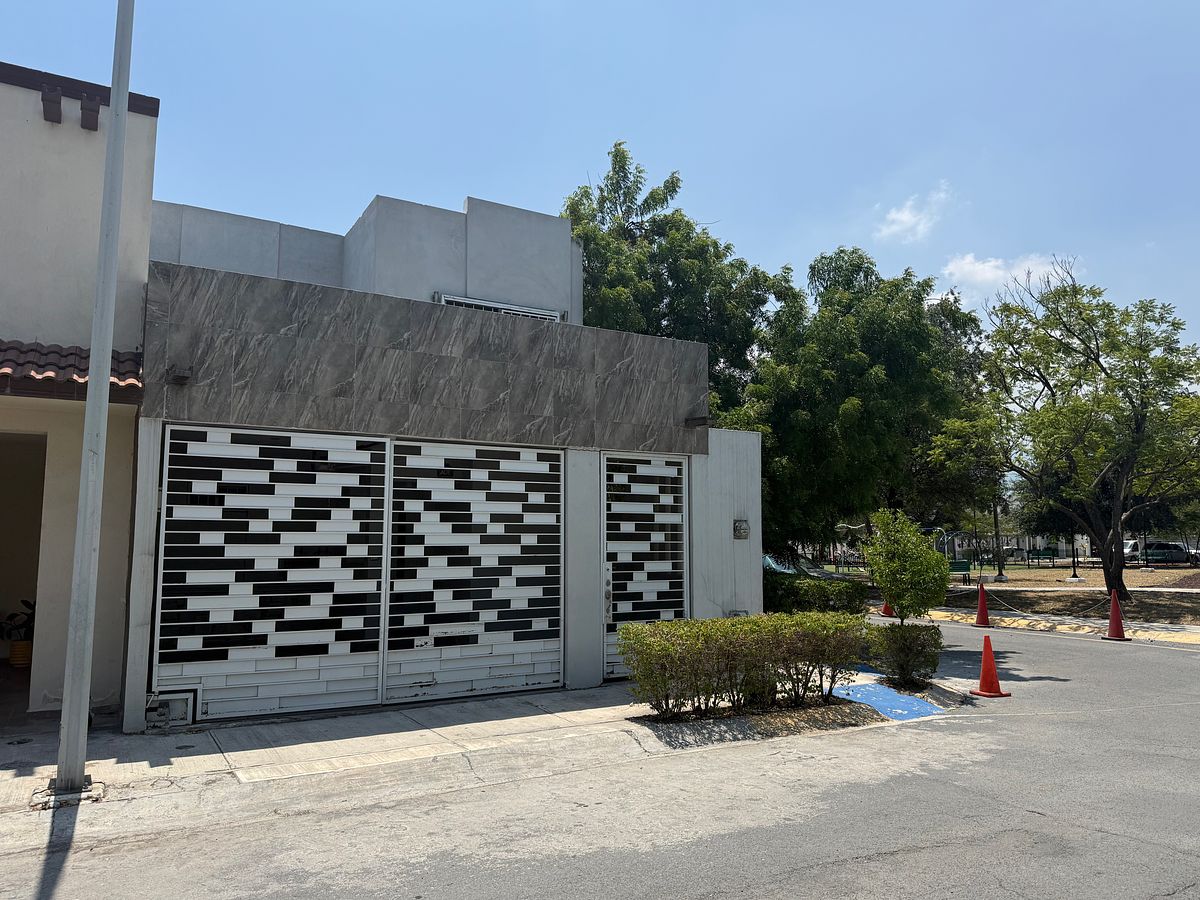 🏡 Casa en Privada Pinos — Esquina Frente a Parque, foto 1 de 16