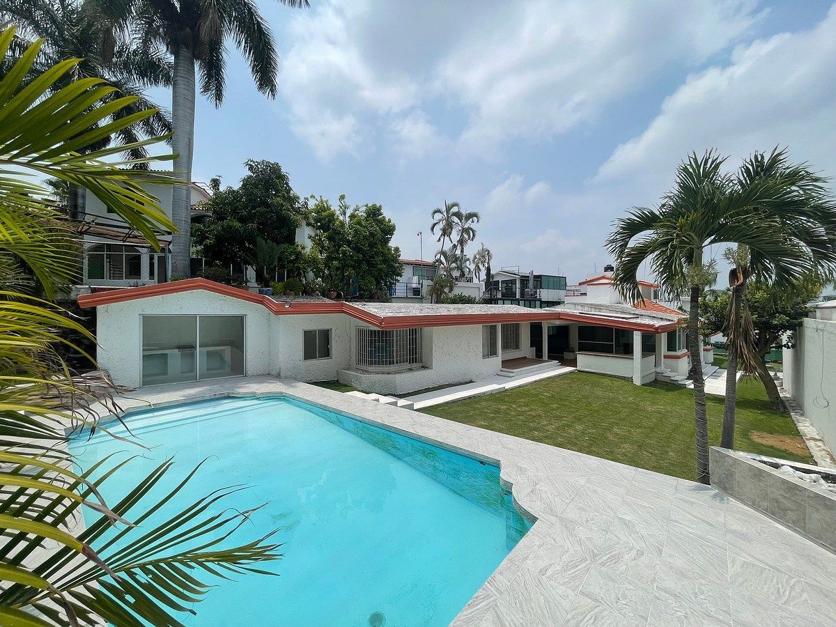 Casa com linda piscina e jardim com potencial de investimento / Lomas de Cocoyoc, foto 1 de 26