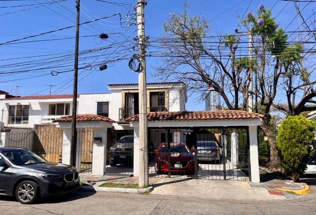 Corner house in Chapalita Colony, photo 1 of 13