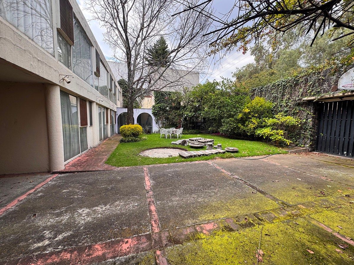 House to remodel, street with security, photo 1 of 14