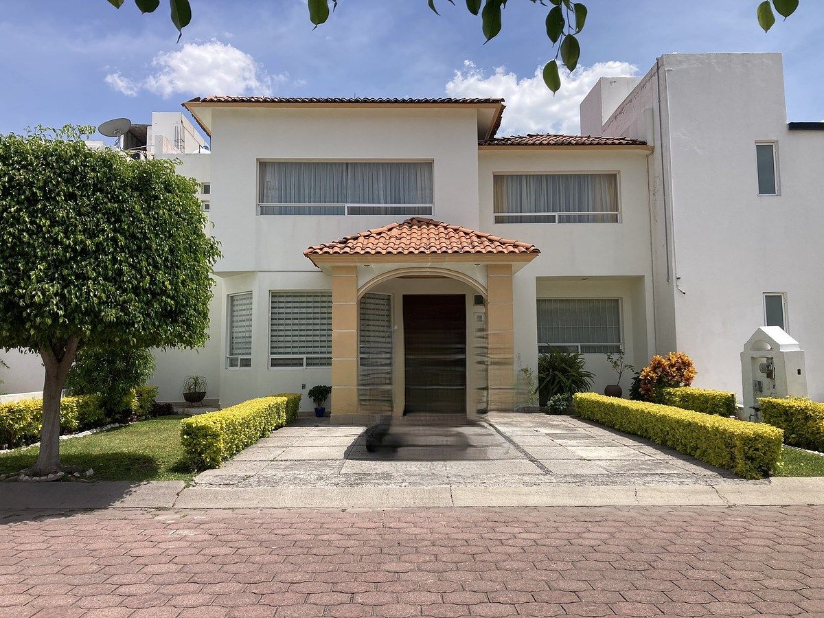 HOUSE FOR SALE PUEBLO NUEVO CORREGIDORA IMPECCABLE, photo 1 of 32