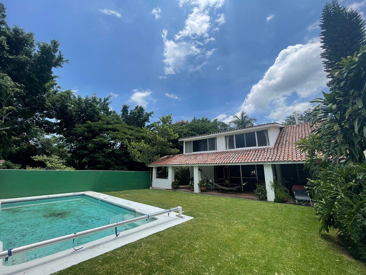 Casa con jardín, alberca y potencial de Renta Vacacional | Lomas de Cocoyoc, foto 1 de 44