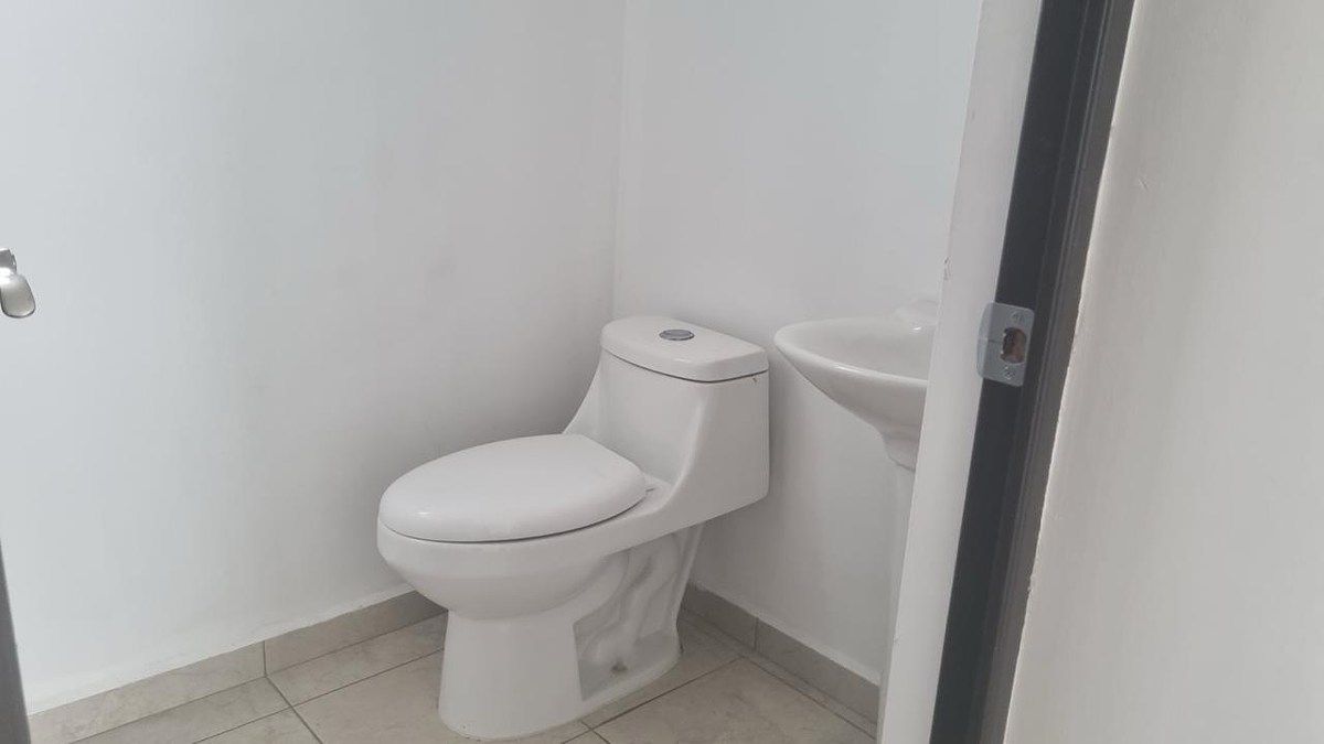 MEDIO BAÑO, foto 13 de 26
