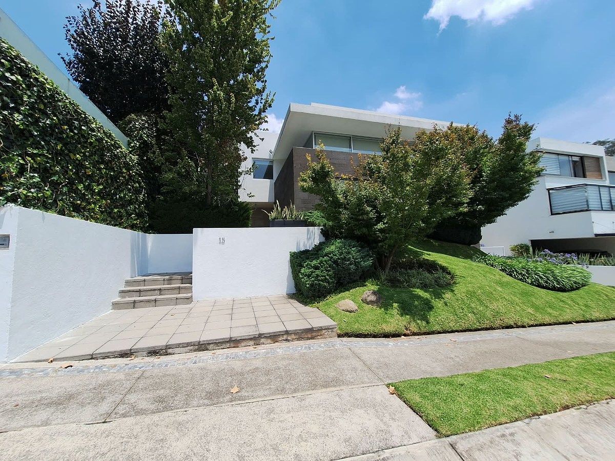 Residência Moderna | Elegância Sutil e Jardim | Rancho San Juan, Zona Esmeralda, foto 1 de 50