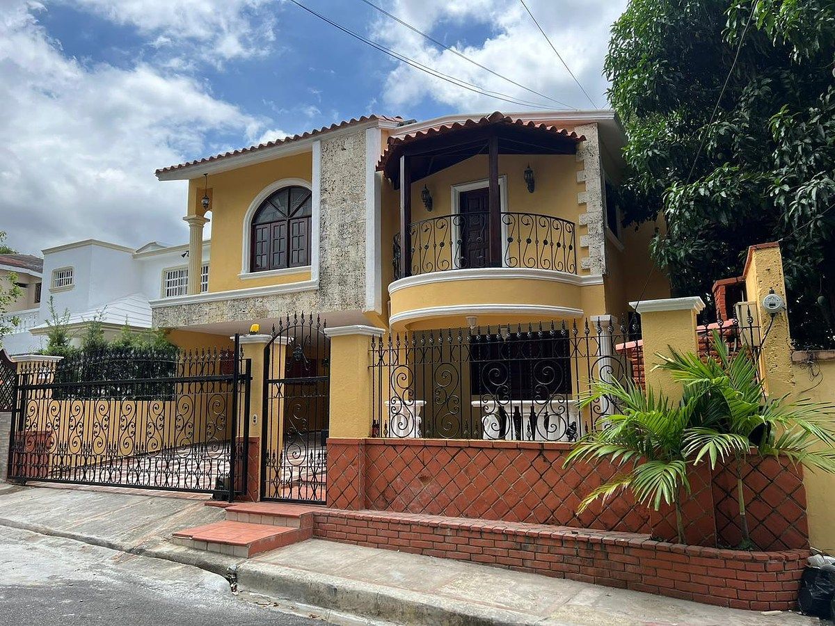 Acogedora Casa/2 Niveles con Patio,Jacuzzi en Residencial Almendras II, Ala, foto 1 de 16