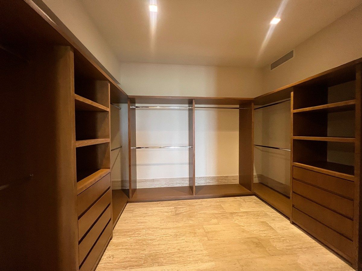 Walk in Closet, photo 7 of 14