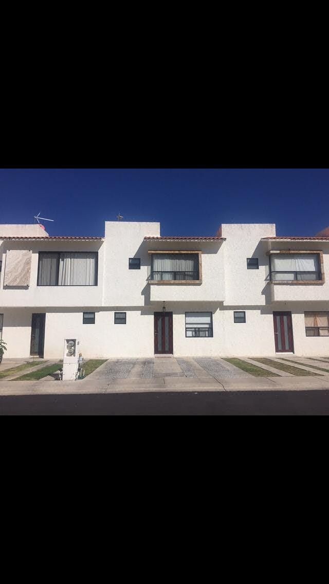 casa en venta en santa fe juriquilla remodelada, 3 rec y sala de tv en pb