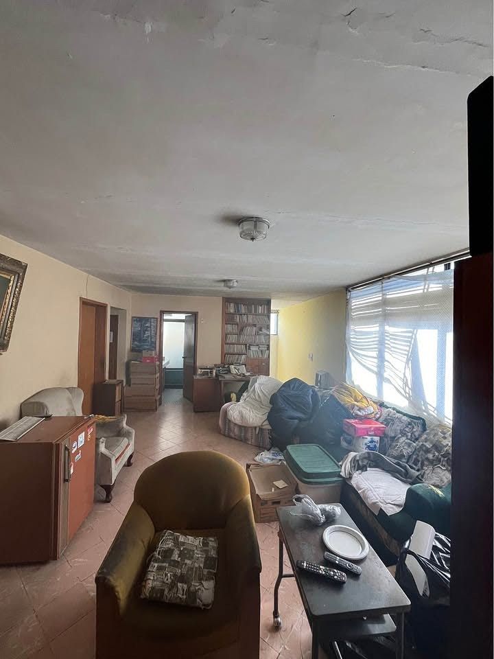House for sale as land or for remodeling in Jardines Del Bosque - foto 3