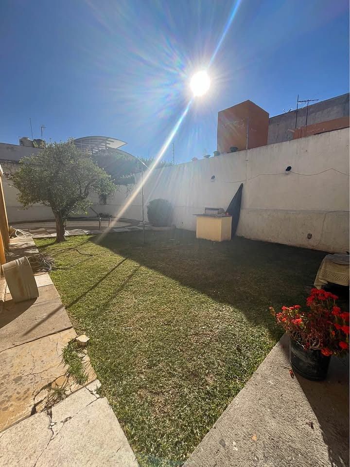 House for sale as land or for remodeling in Jardines Del Bosque - foto 5