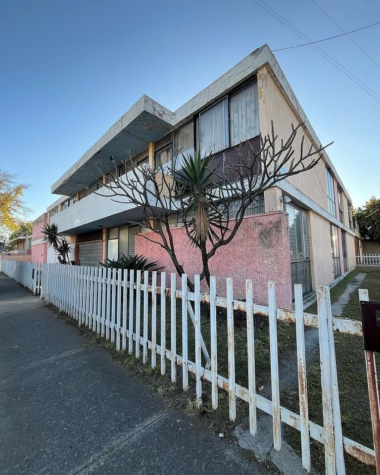 House for sale as land or for remodeling in Jardines Del Bosque - foto 1