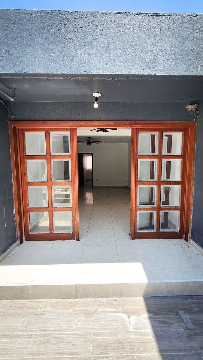 House for Sale - Satelite - C2010, photo 1 of 8