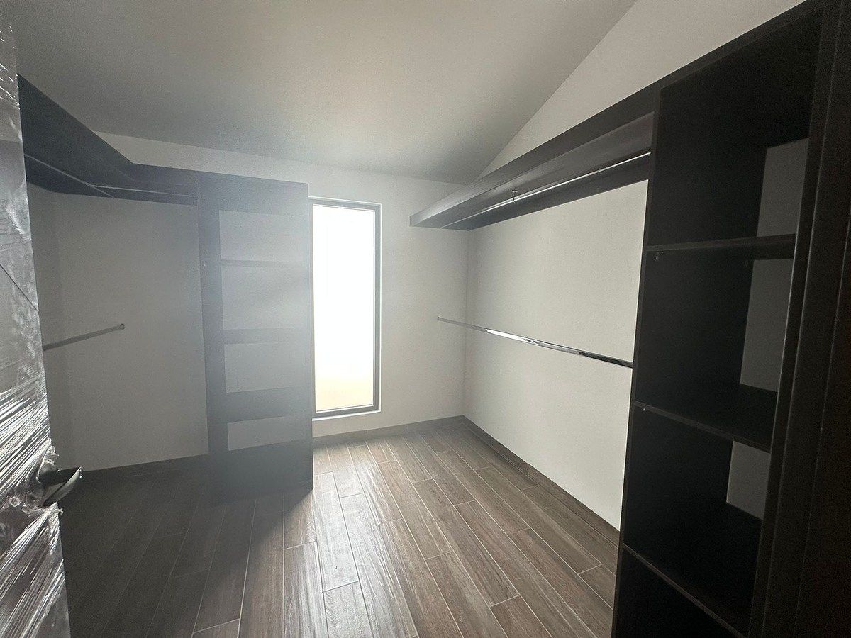 Vestidor de recámara principal, foto 11 de 14
