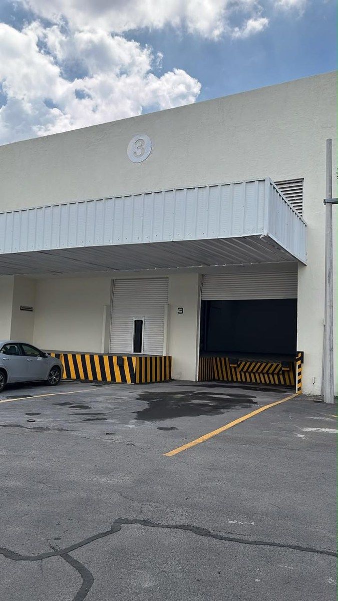 Armazém comercial dentro do parque, foto 1 de 6