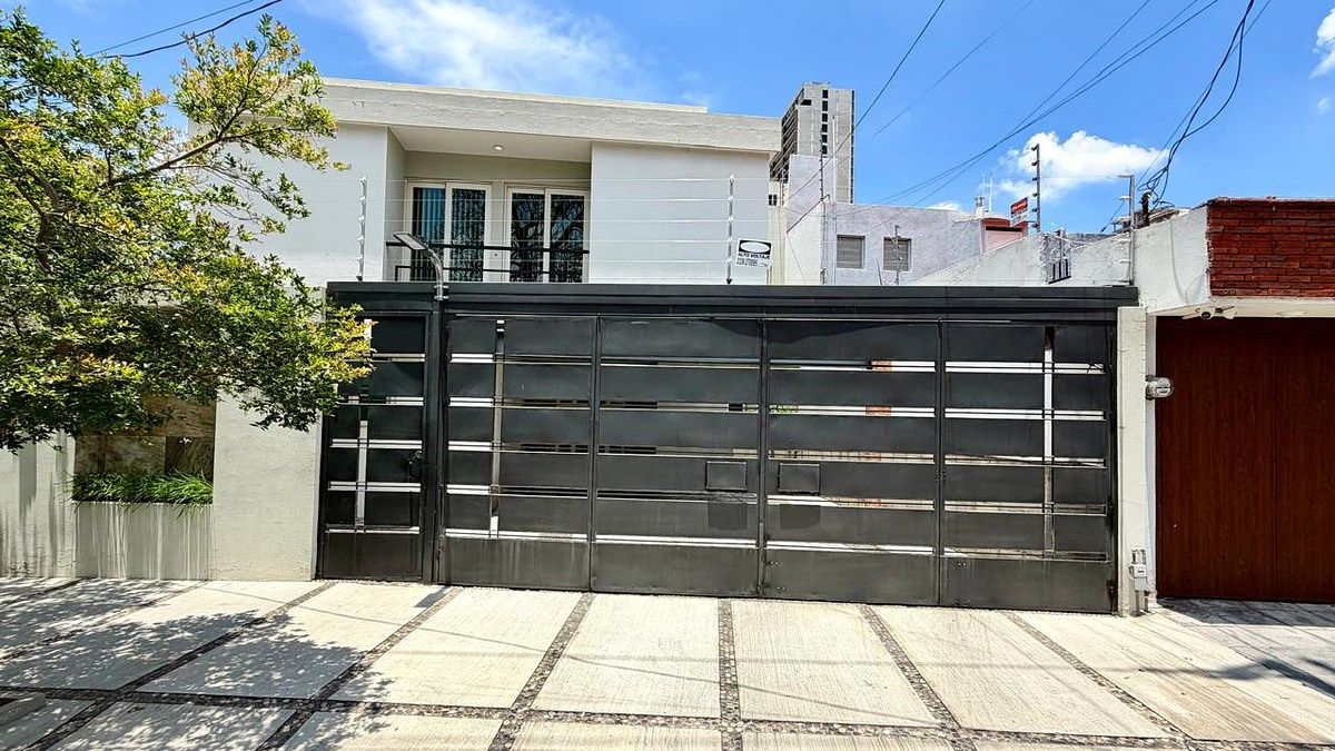CASA À VENDA NO CORAÇÃO DE PROVIDÊNCIA, foto 1 de 31