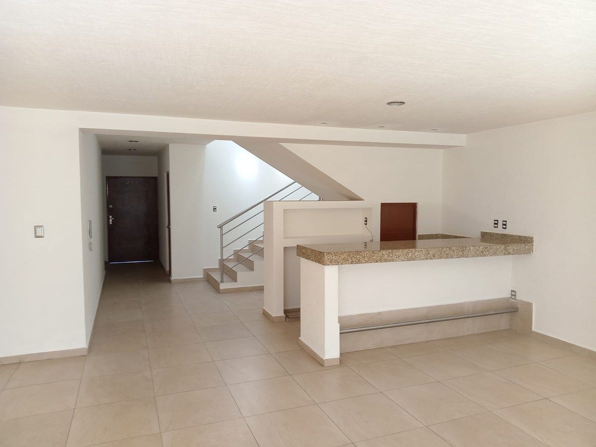 CASA EN VENTA EN MIRAVALLE, foto 1 de 25