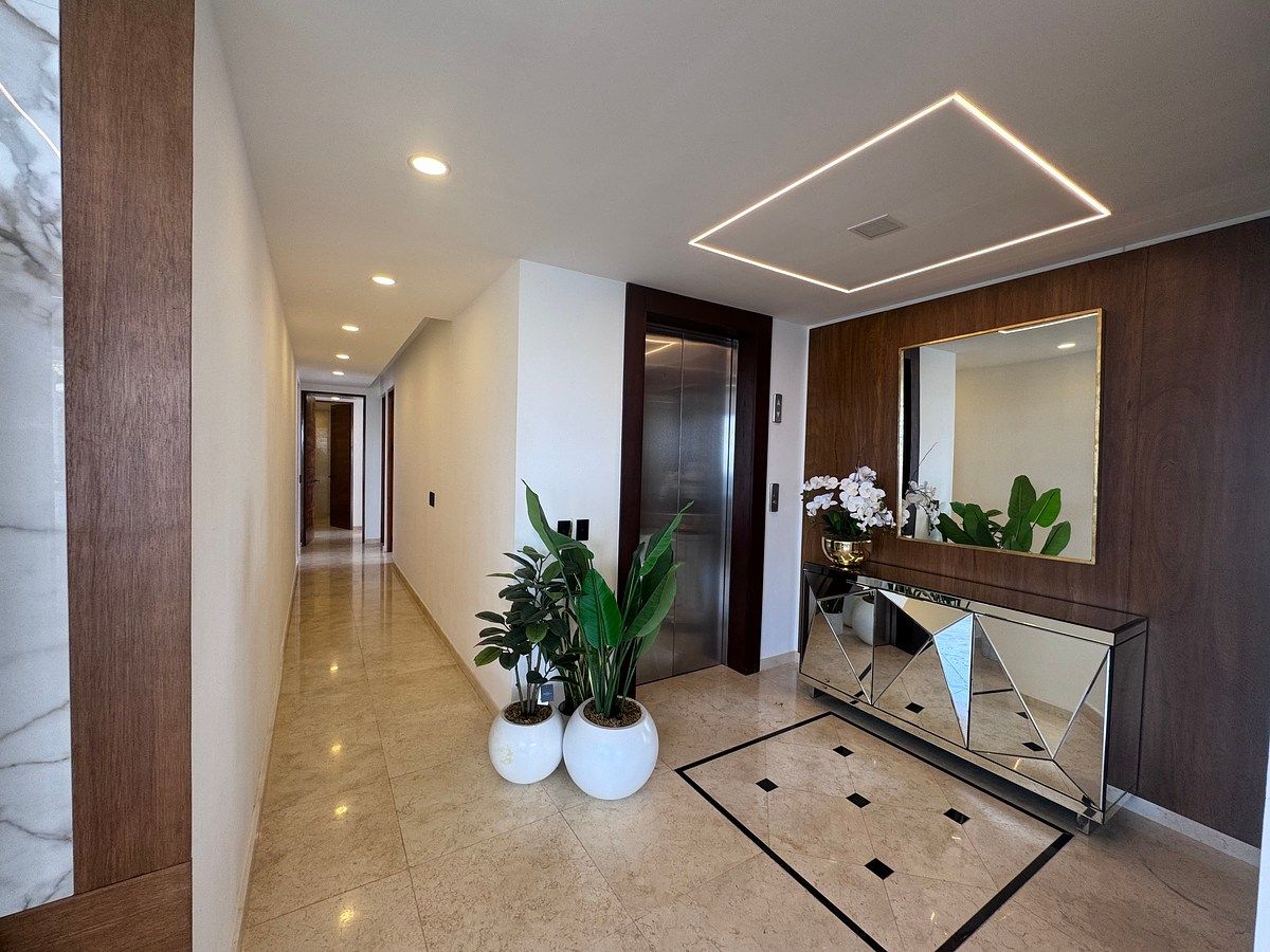 Country Towers PentHouse com design de interiores no 24º andar, foto 1 de 50