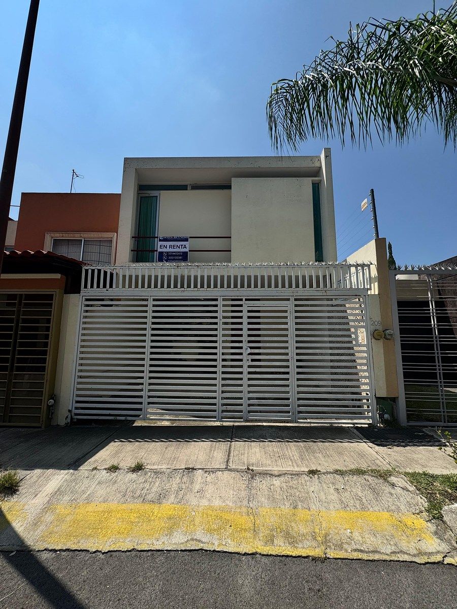 Casa para Alugar | Espaços Amplos e Grande Jardim | Valdepeñas, foto 1 de 22