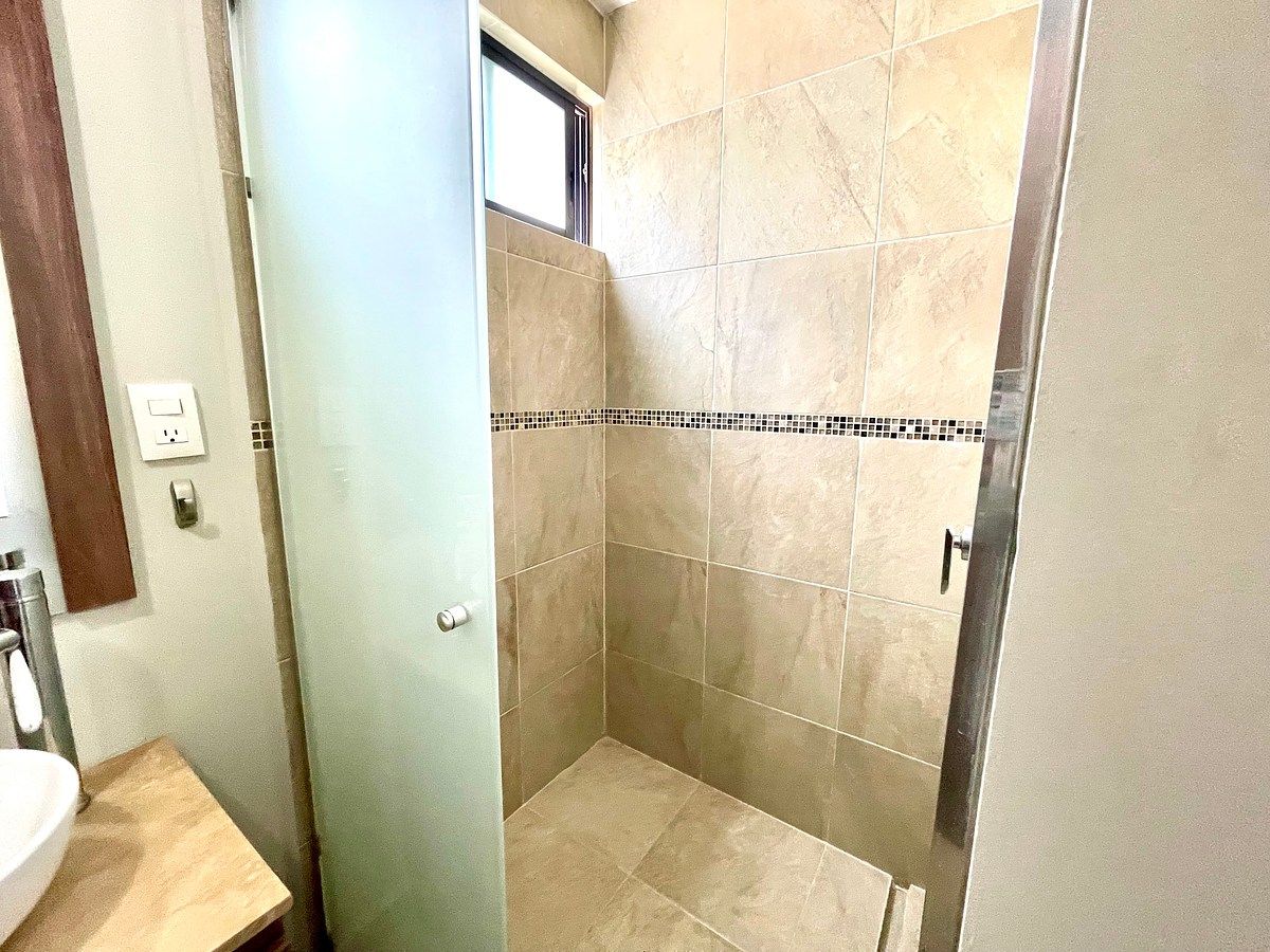 Baño de recámara principal, foto 6 de 16